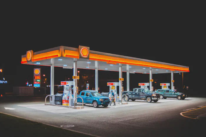 アメリカのガソリンスタンドの使い方 — セルフ給油の手順とグレードの違い