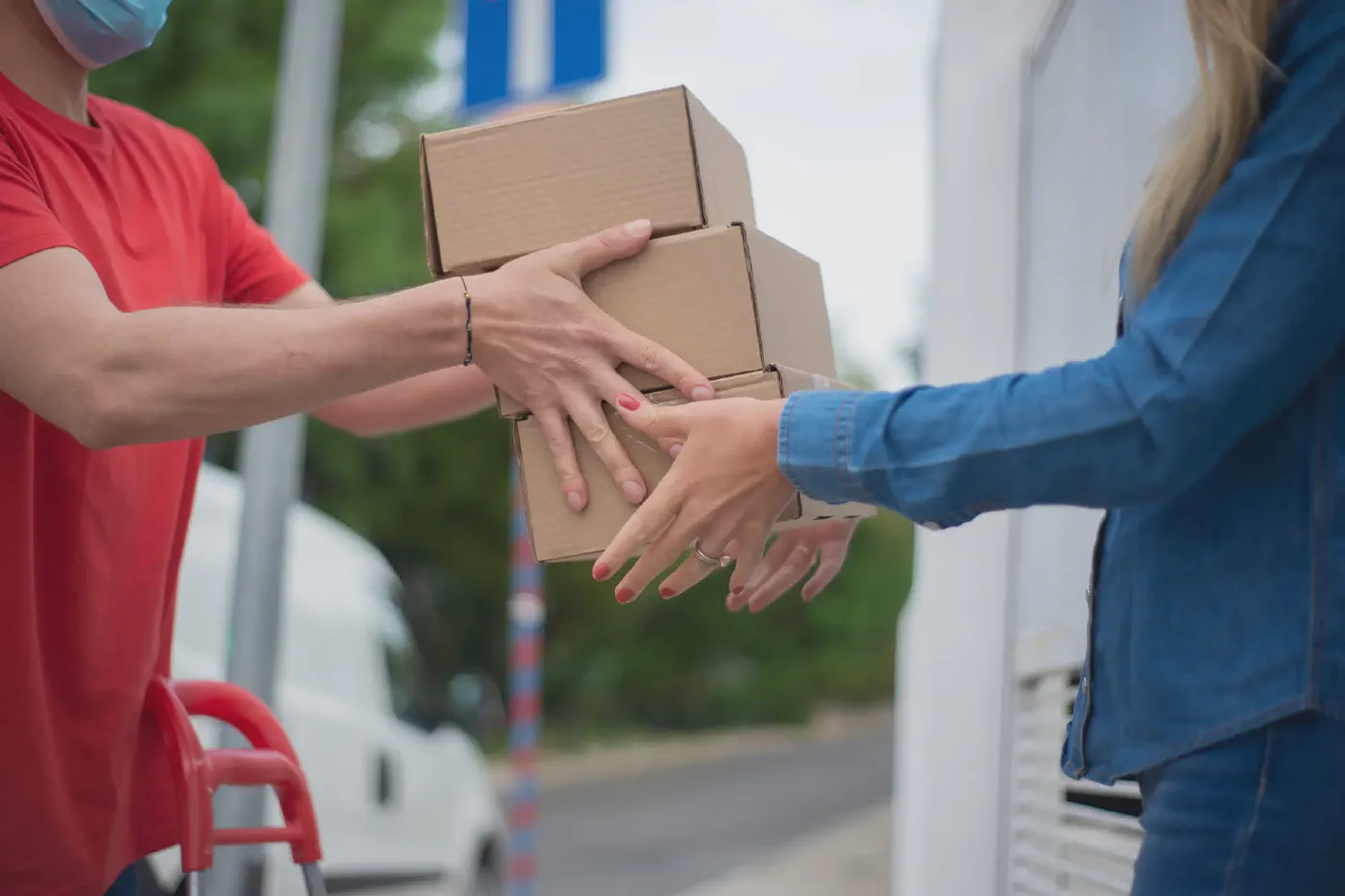 USPS・UPS・FedExの違い — 荷物を送るときの使い分け